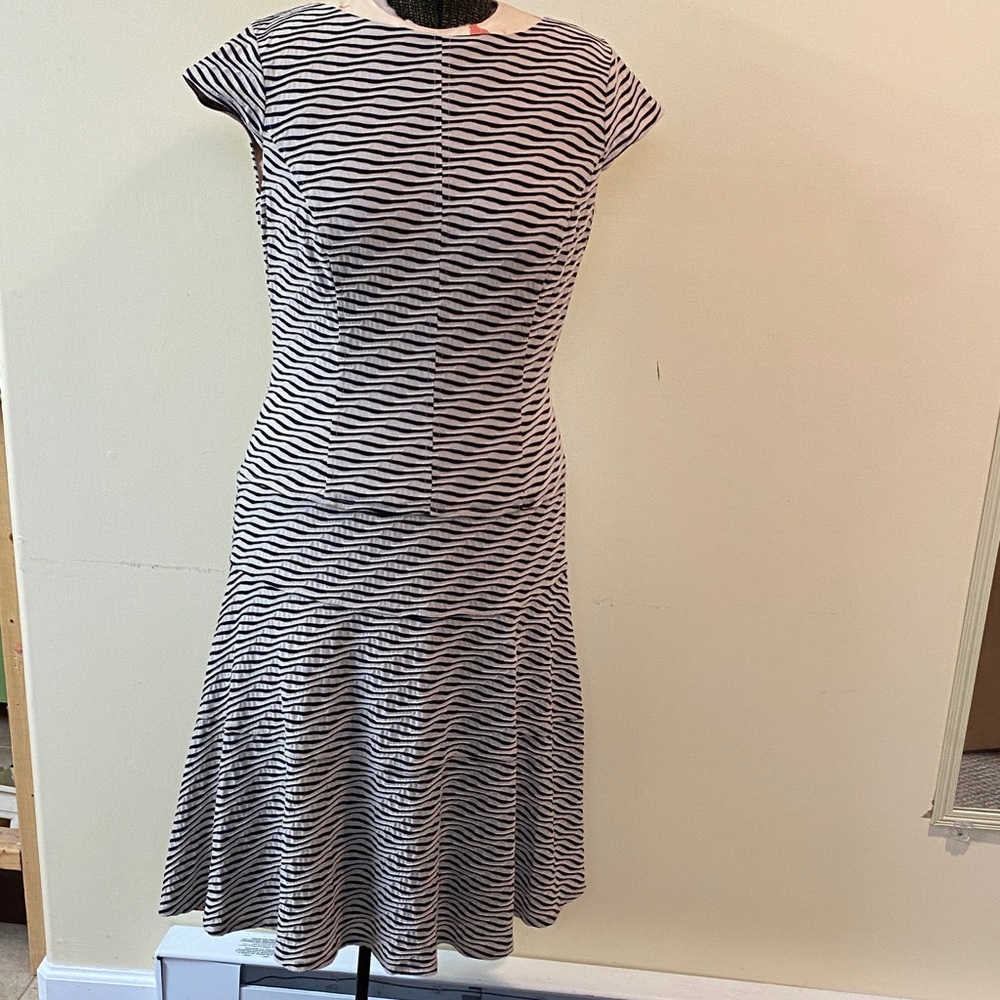 Anne Klein Black and beige Wave Pattern Midi Dress